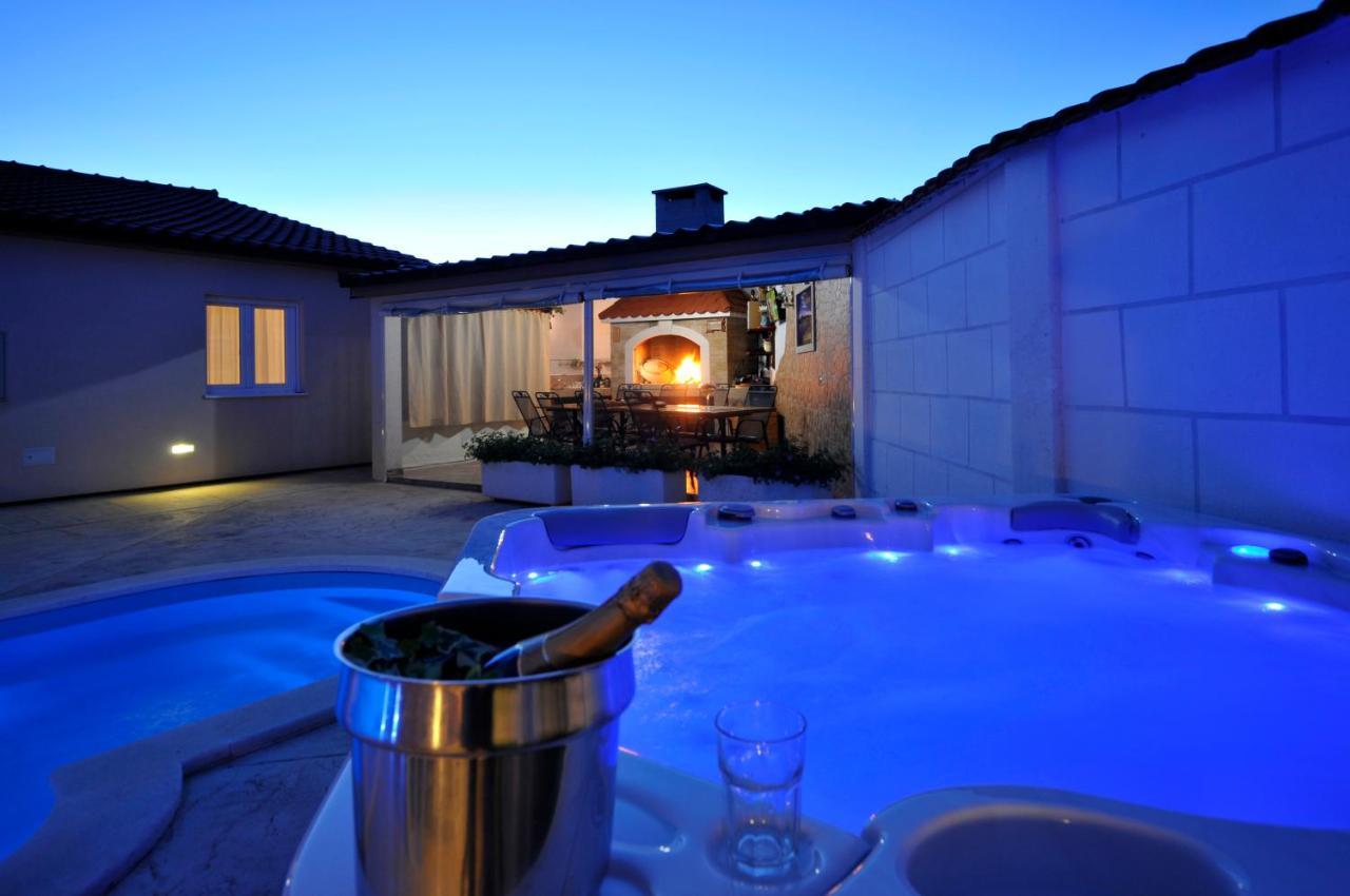 Beautiful Holiday Home "Villa Luka" Kaštel Štafilić Zewnętrze zdjęcie