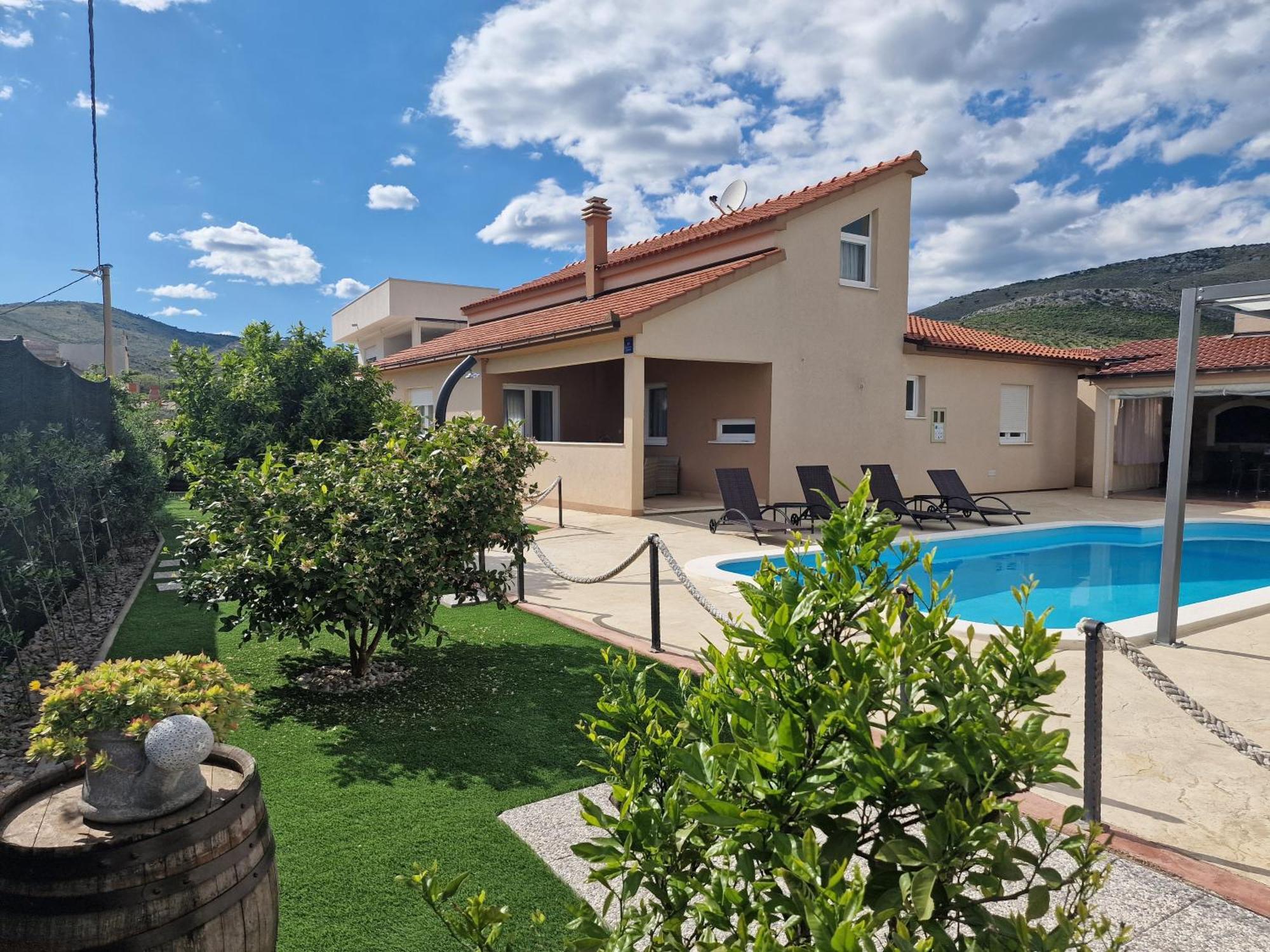 Beautiful Holiday Home "Villa Luka" Kaštel Štafilić Zewnętrze zdjęcie